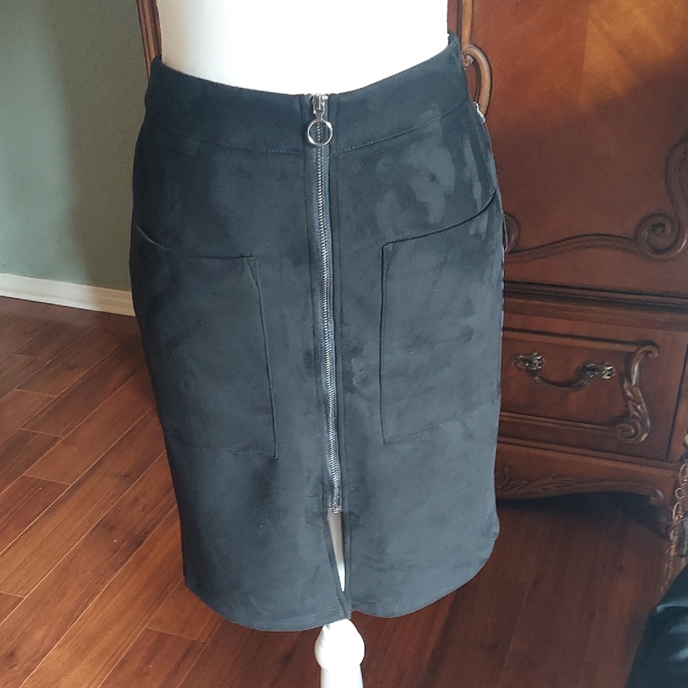 HYFVE Black Pencil Skirt with Front Zipper
